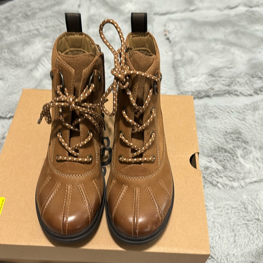 Ugg duck boots sz 6